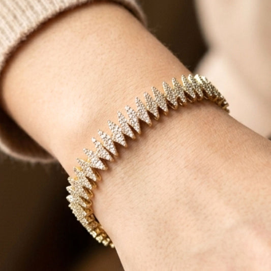 Chica luciendo pulsera de acero inoxidable dorado unisex diseño joyería osnor moda