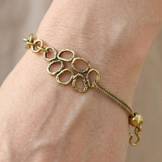 mano de mujer luciendo pulsera bicolor bronce joyeria osnor zamak