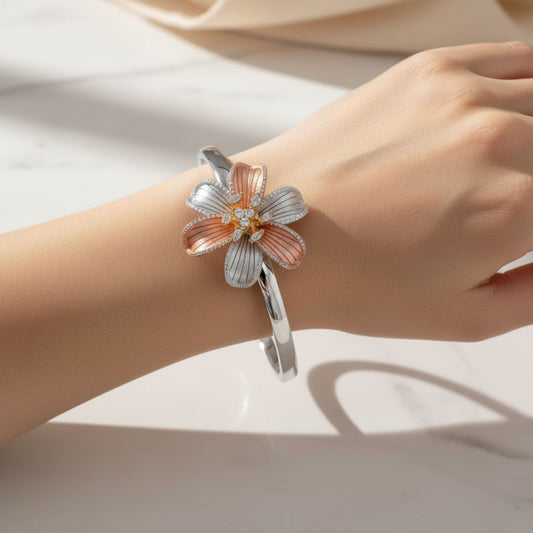 Mujer Luciendo Brazalete Rígido Plata 925 Flor Tricolor con Circonitas – Baño Oro Rosa, Oro Amarillo y Rodio. Joyeria Osnor