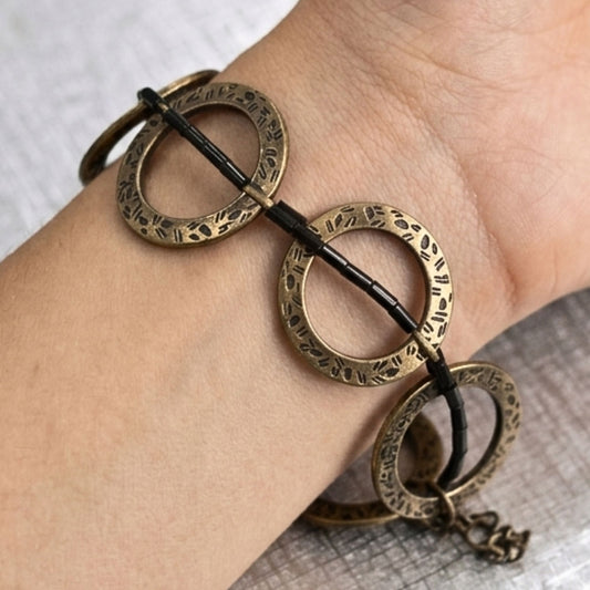 chica luciendo pulsera unisex bronce y piel negro cierre de gancho exclusivo joyeria osnor zamak