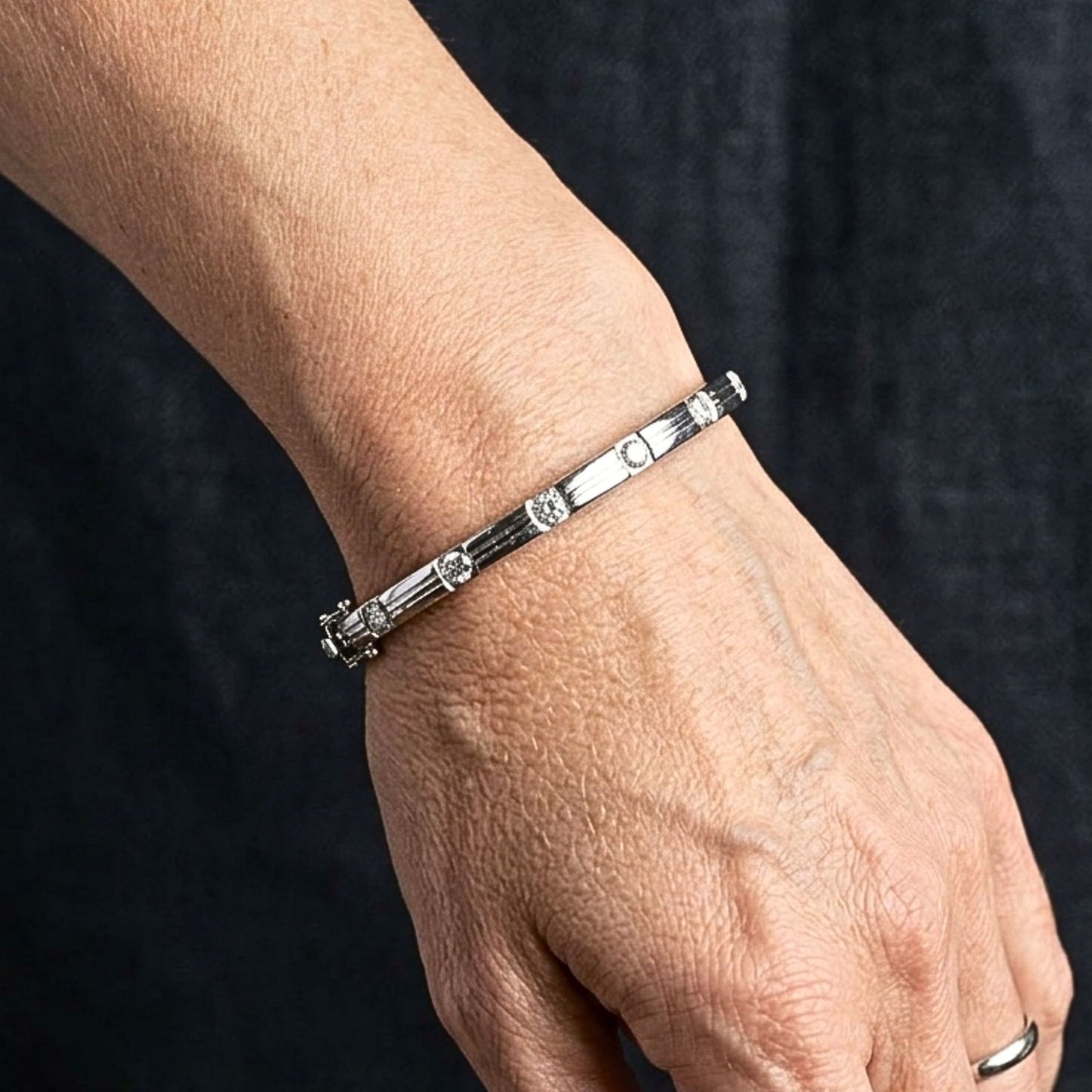 chica luciendo brazalete mujer plateado diseño joyeria osnor