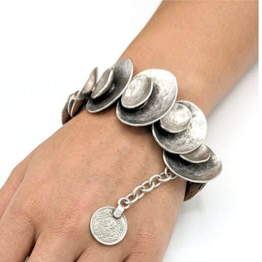 Chica luciendo pulsera brazalete de zamak diseño joyería osnor