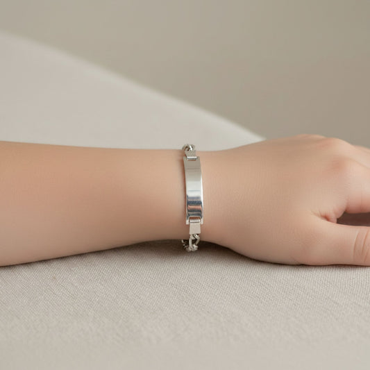 Niña Luciendo Pulsera Esclava Infantil Plata con Chapa Cadena Cartier 3x1. Joyeria Osnor