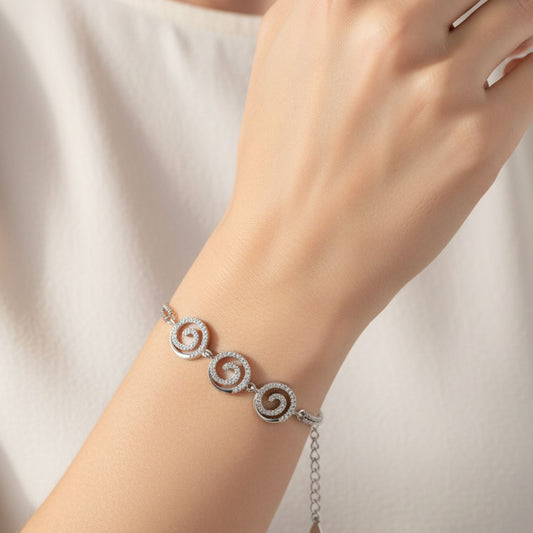 Mujer Luciendo Pulsera Plata Triple Espiral con Circonitas – Cadena Doble Ajustable. Joyeria Osnor
