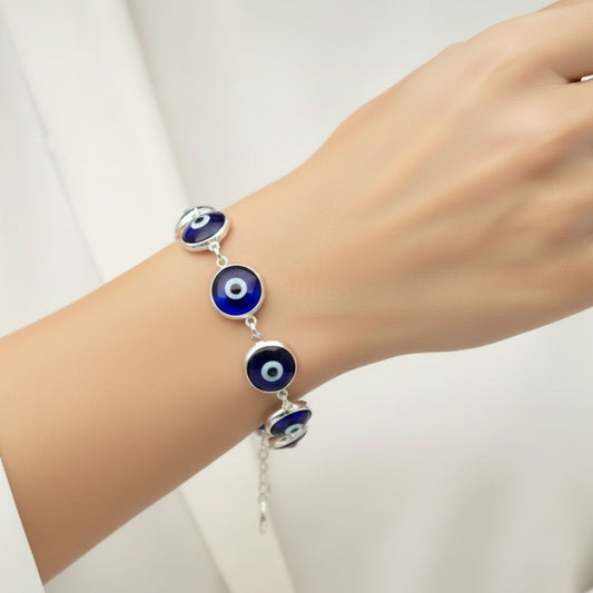 Mujer Luciendo Pulsera de Plata con Ojos Turcos Azules — Amuleto de Protección- Joyeria Osnor