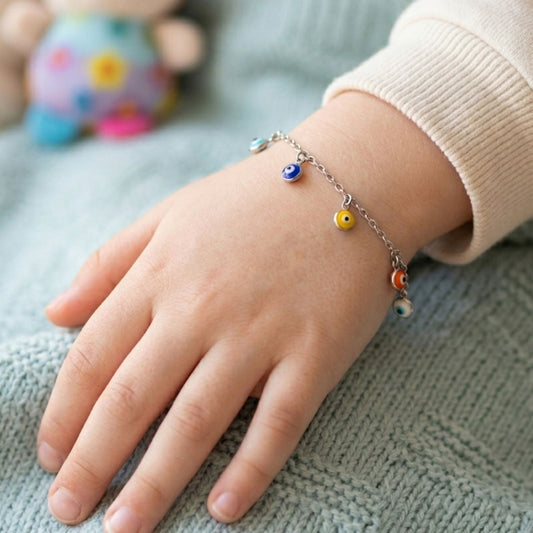 Niña Luciendo Pulsera Infantil Plata | Ojos Turcos Multicolor Colgantes. Joyeria Osnor