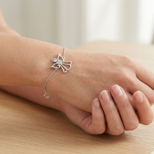 Mujer Luciendo Pulsera Ángel con Circonitas Plata con Baño de Rodio. Joyeria Osnor