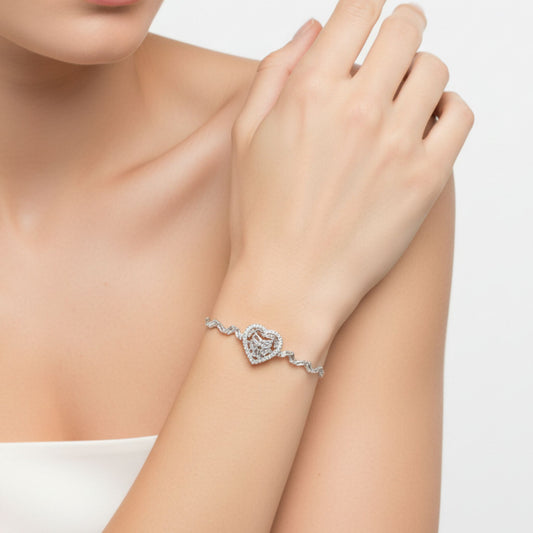 Mujer Luciendo Pulsera Plata Corazón Circonitas Báguette Acabado Rodio. Joyeria Osnor