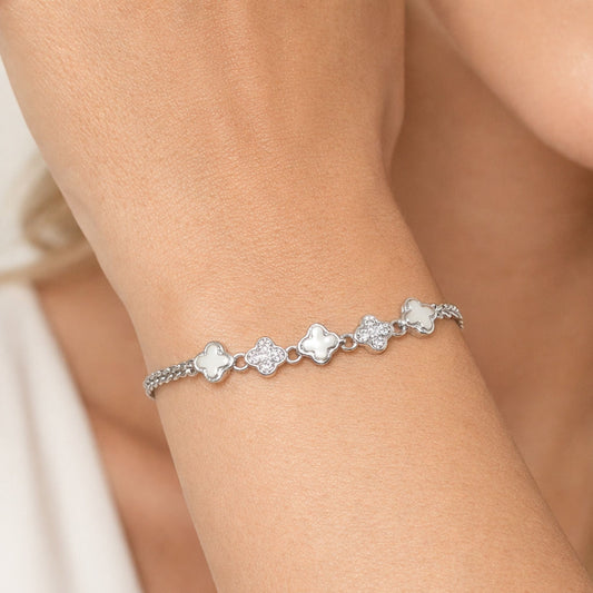 Mujer Luciendo Pulsera Doble Cadena Tréboles con Circonitas Plata Baño Rodio. Joyeria Osnor