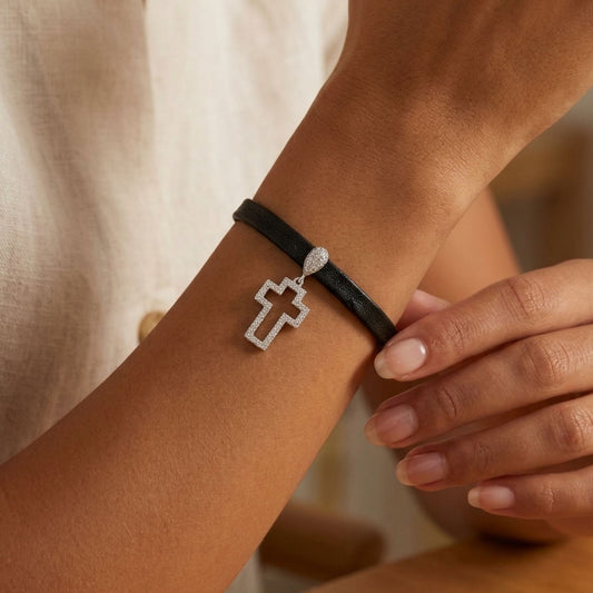 Mujer Luciendo Pulsera Piel con Cruz de Plata Rodio y Circonitas. Joyeria Osnor