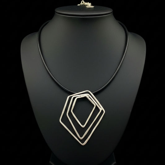 Collar Gargantilla Geométrica Zamak Plateado con Cordón de Piel Negra | Unisex