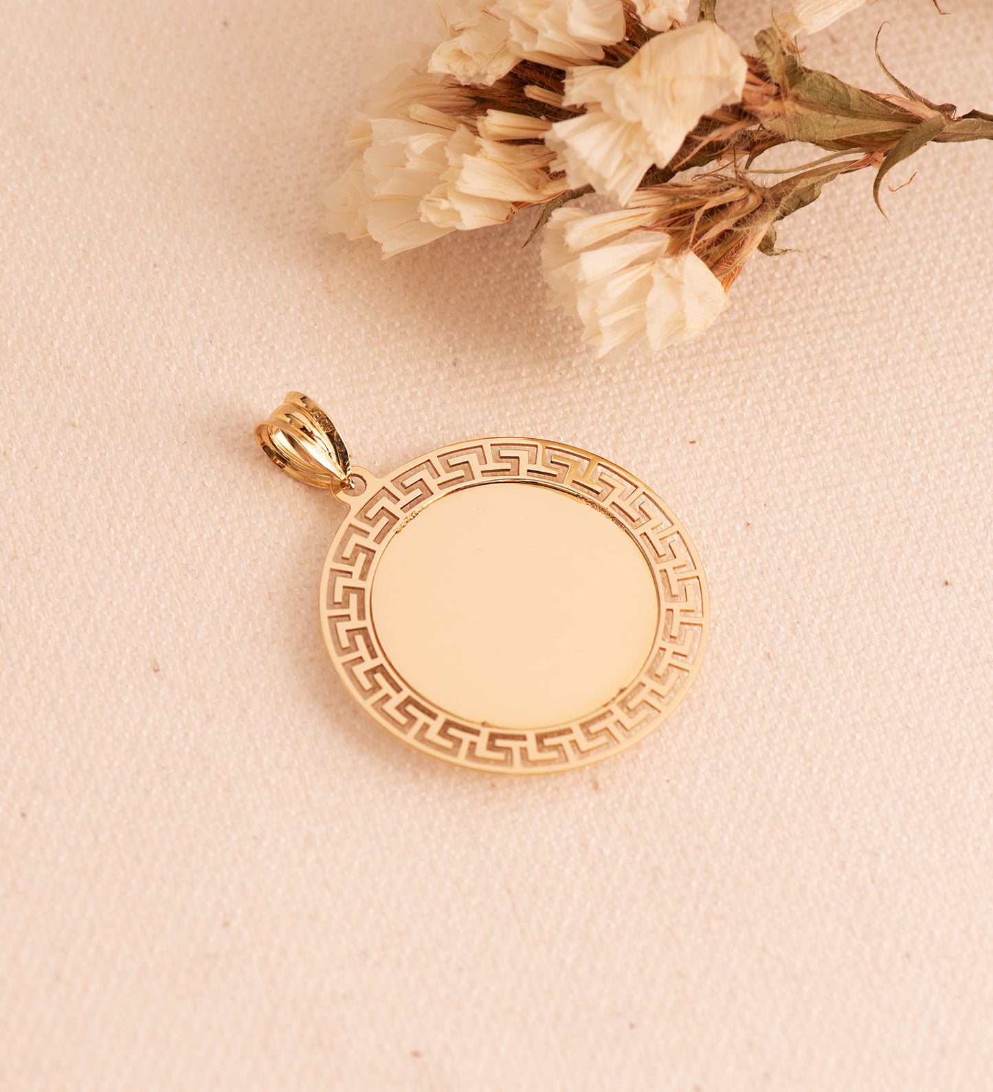 18K MEDALLA ORO AMARILLO MEDUSA CON BORDE CALADA Y GRECA MATIZADA 27 MM