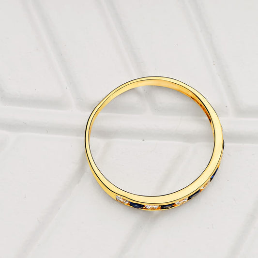 18K SORTIJA ORO AMARILLO CIRCONITA VERDES Y BLANCAS. ANCHO CUERPO 2.5 MM