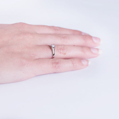 18K SOLITARIO ORO BLANCO DIAMANTE NATURAL TALLA BRILLANTE 0.100 QTS. SI-H