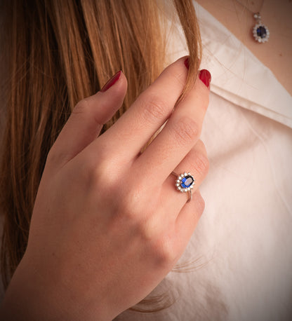 18K SORTIJA ORO BLANCO DIAMANTES LABORATORIO Y ZAFIRO DIFUSION 7X5 MM 0,98 QTS.0,290 QTS. VS2-G 11,5X9,5 MM
