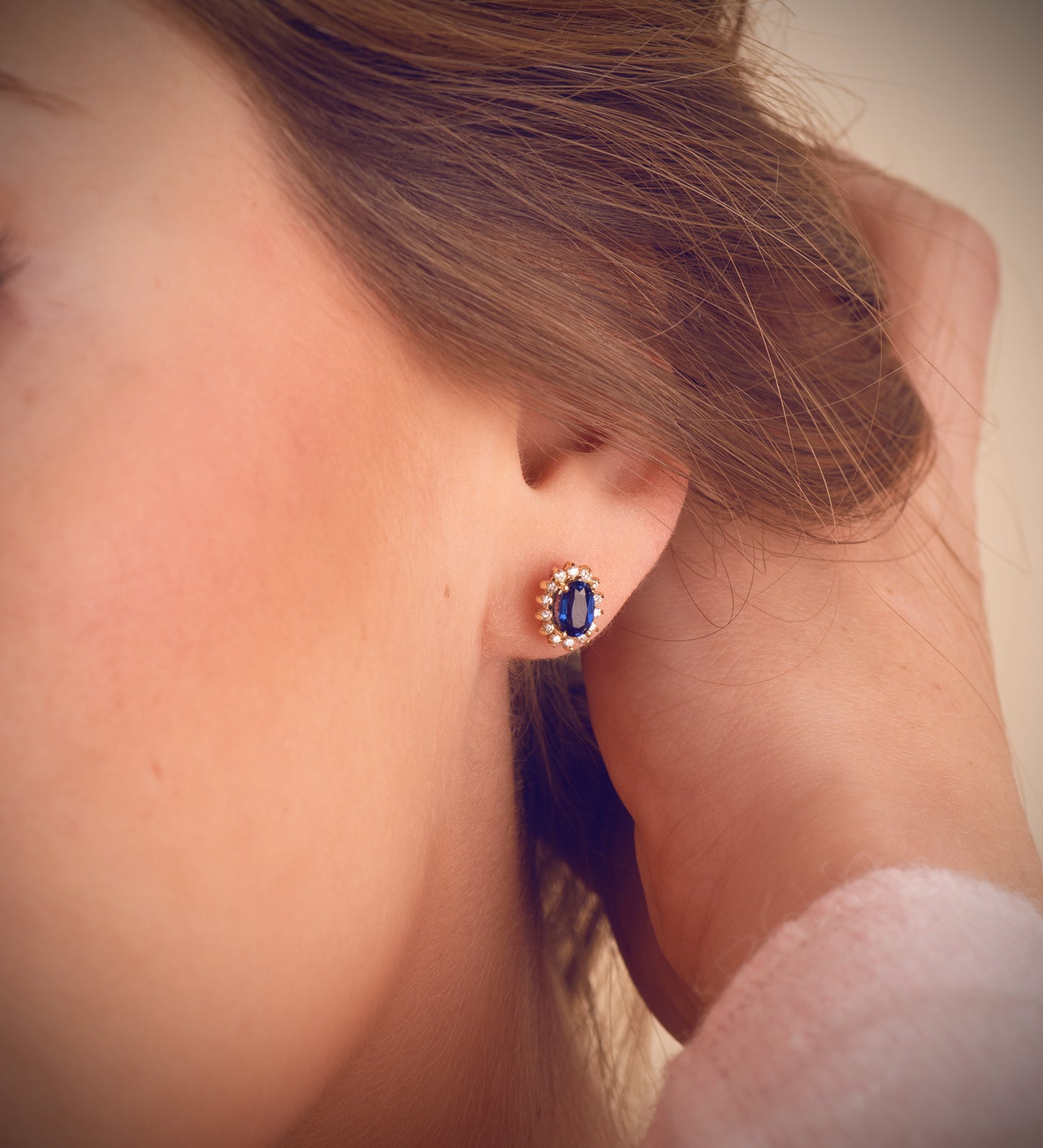 18K PENDIENTES ORO AMARILLO ZAFIRO DIFUSION 6X4 MM 1,24 QT Y 28 DIAMANTES LABORATORIO 0,280QT VS2-G. 9,5X8 MM CIERRE PRESION
