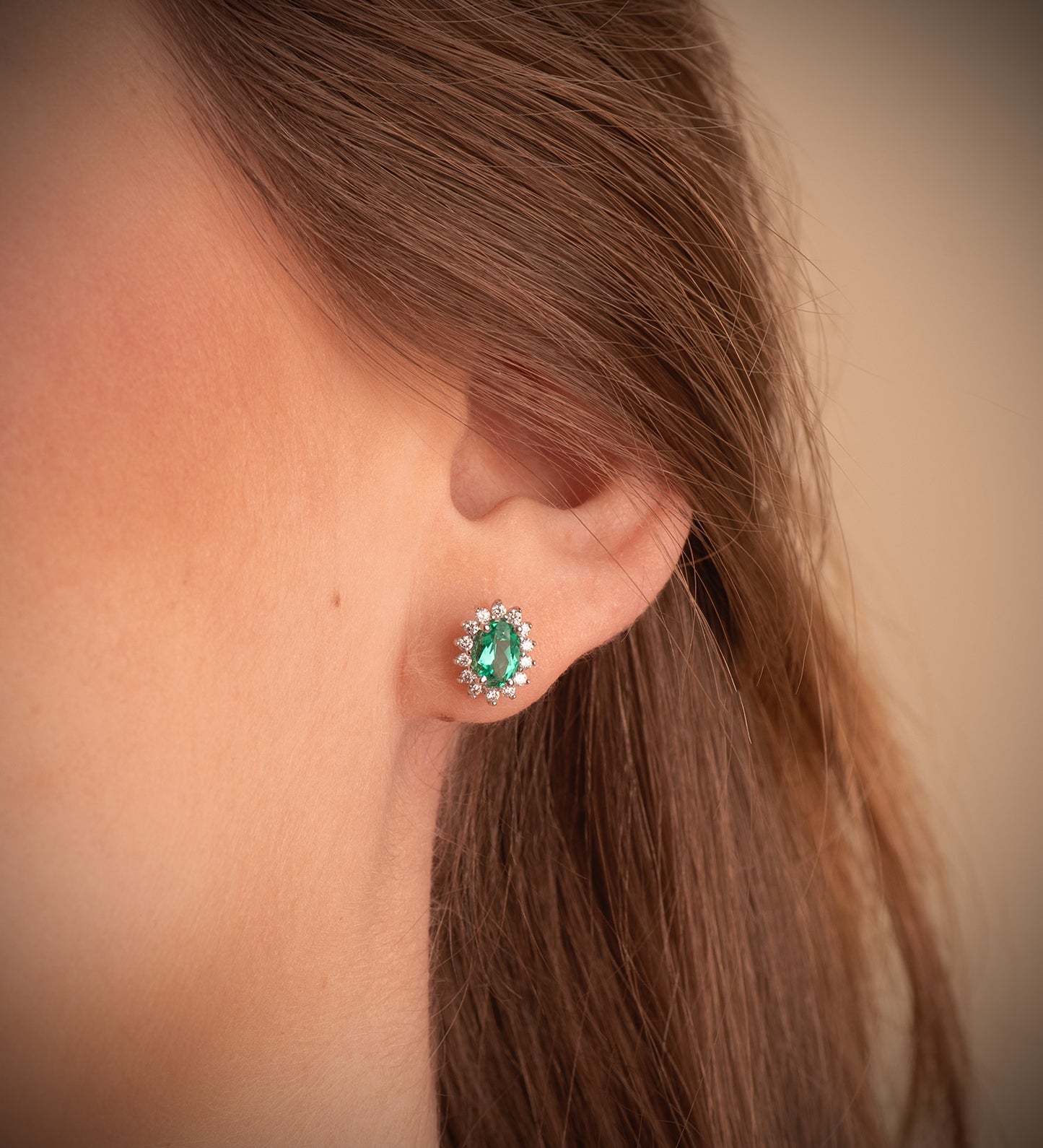18K PENDIENTES ORO BLANCO 28 DIAMANTES DE LABORATORIO Y ESMERALDA RECRISTALIZADA 6X4 MM 0,78 QTS 0,28 QTS. VS2-G CIERRE PRESION 9,5X8 MM