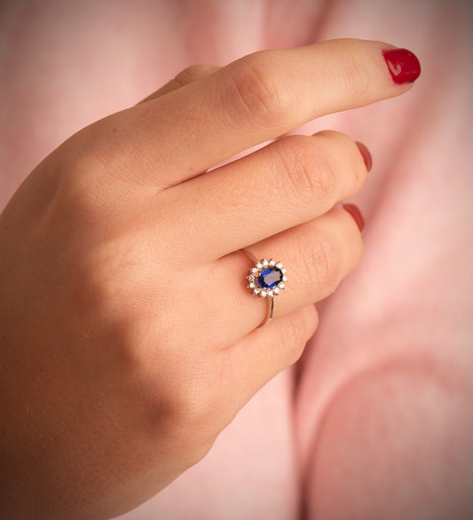 18K SORTIJA ORO BLANCO ZAFIRO DIFUSION 6X4 MM 0,62 QTS. DIAMANTES LABORATORIO 0,14 QTS. VS2-G 9,5X8 MM