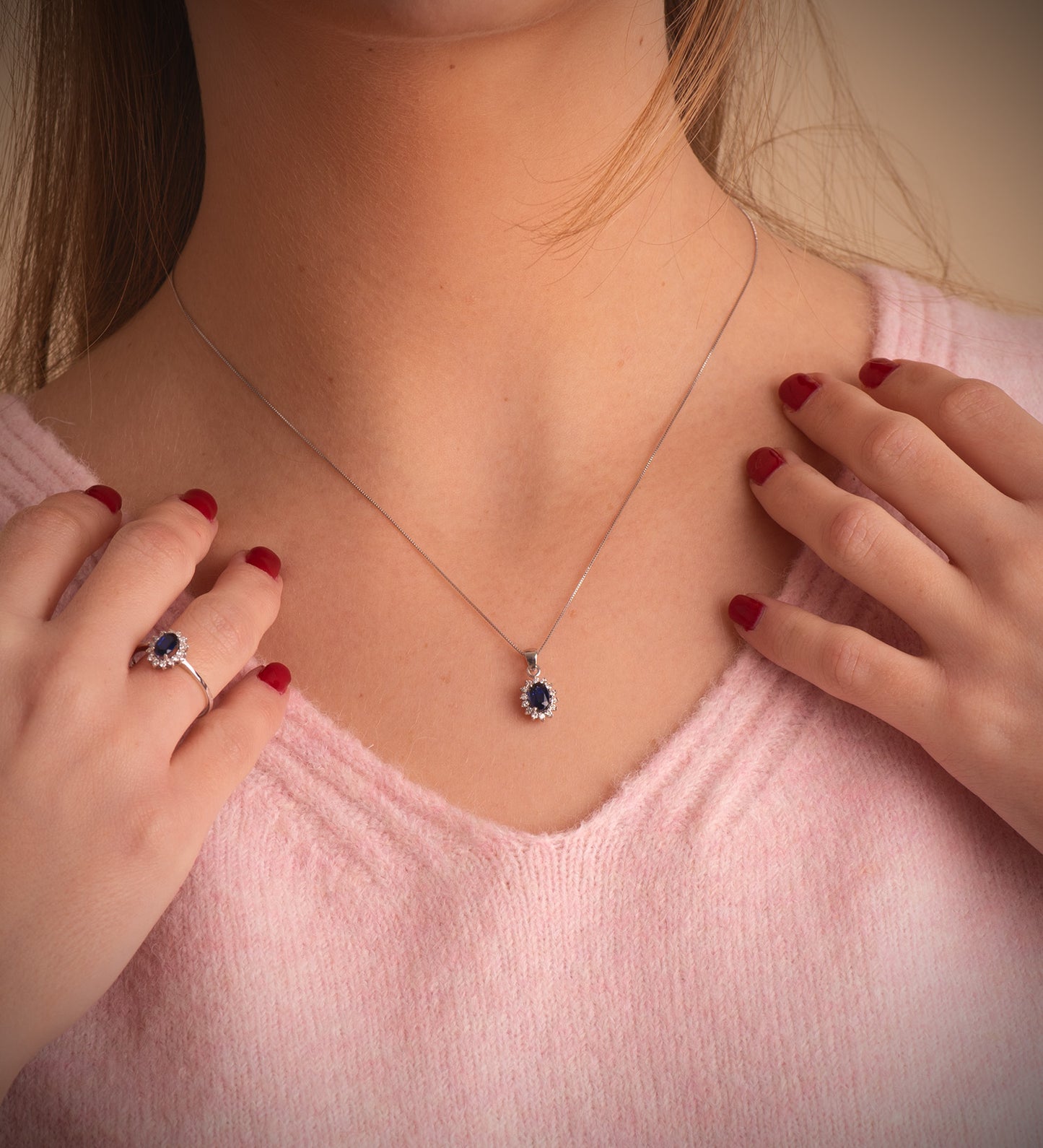 18K COLGANTE ORO BLANCO ZAFIRO DIFUSION 6X4 MM 0,62 QT. 14 DIAMANTES LABORATORIO 0,14 QTS. VS2-G. 9,5X8 MM
