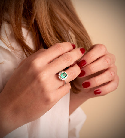 18K SORTIJA ORO BLANCO ESMERALDA 9X7 MM 1,74 QT. DIAMANTES 0,52 QT. VS2-G. MEDIDA: 14X12,5 MMV