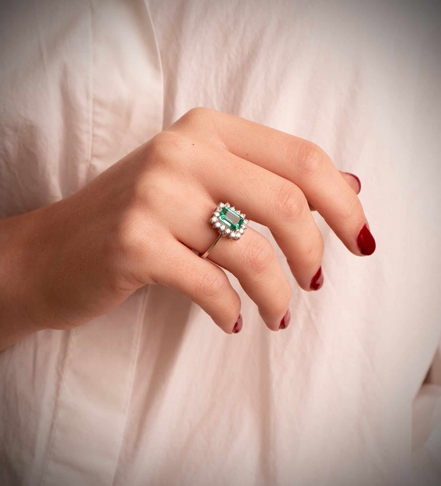 18K SORTIJA ORO BLANCO ESMERALDA 8X6 MM 1,50QT DIAMANTES VS2-G 0,56QT 13X11 MM