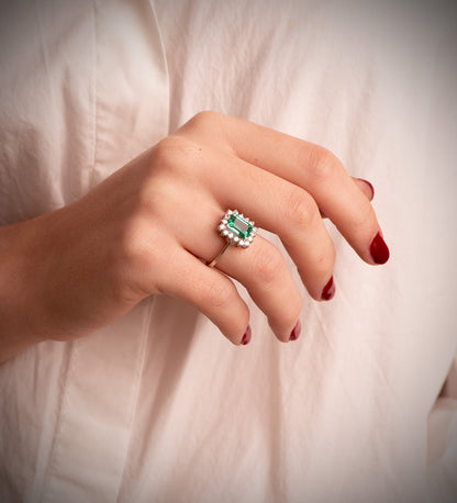 18K SORTIJA ORO BLANCO ESMERALDA 8X6 MM 1,50QT DIAMANTES VS2-G 0,56QT 13X11 MM