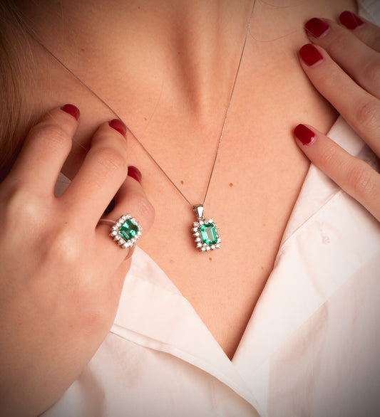 18K COLGANTE ORO BLANCO ESMERALDA RECRISTALIZADA 8X6 MM 1,50 QT. 16 DIAMANTES LABORATORIO 0,56 QTS. VS2-G. 13X11MM