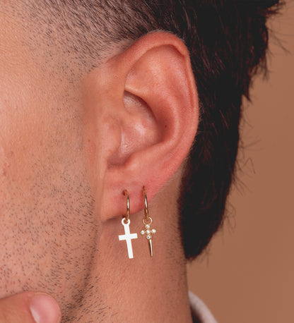 18K AROS TUBO REDONDO ORO AMARILLO 11X1.20 MM Y COLGANTE CRUZ CON PUÑAL