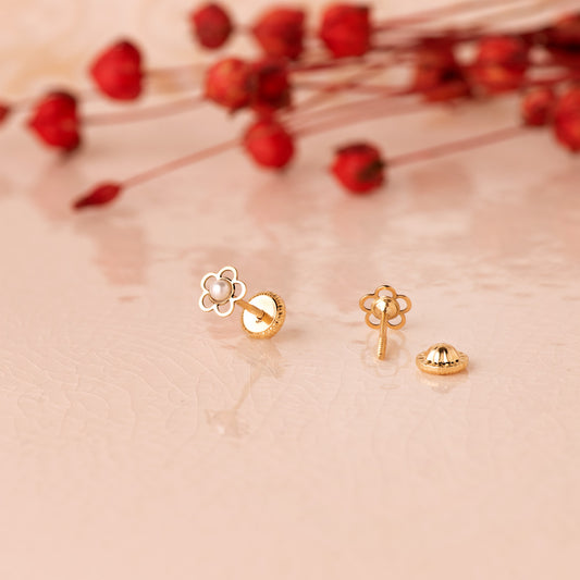 18K PENDIENTES ORO AMARILLO FLOR CALADA CON PERLA DE 2 MM. ANCHO: 5X5 MM. CIERRE TUERCA