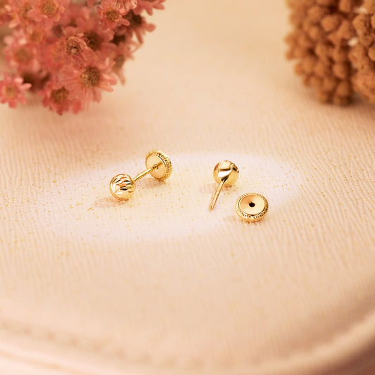 18K PENDIENTES ORO AMARILLO BOLA TALLADA HUECA. ANCHO: 4 MM. CIERRE TUERCA
