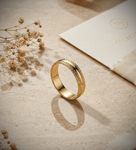 18K ALIANZA ORO AMARILLO BRILLO Y BORDES TALLADOS. ANCHO 4 MM