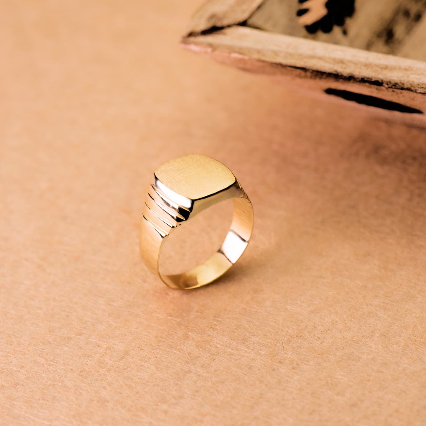 18K SELLO ORO AMARILLO HUECO CABALLERO TONEL LATERAL GALLONES. ZONA GRABADO: 13X12 MM