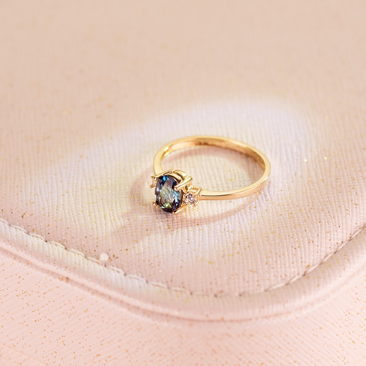 18K SORTIJA ORO AMARILLO PIEDRA AZUL BLUE LONDON 7 X 5MM Y CIRCONITA LATERALES