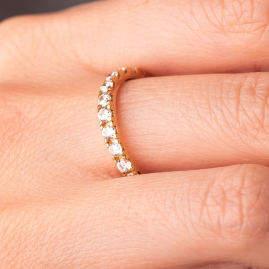 18K ALIANZA ORO AMARILLO CIRCONITAS BLANCAS GARRAS. ANCHO CUERPO: 2,5 MM