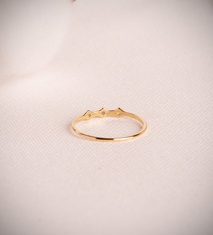 18K SORTIJA ORO AMARILLO BAMBÚ CON 3 CIRCONITAS AZULES. ANCHO: 1,5 MM