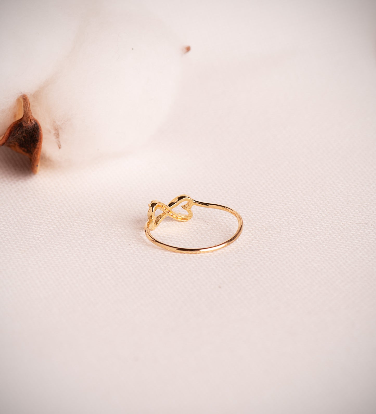 18K SORTIJA ORO AMARILLO CORAZONES CALADOS UNIDOS CON CIRCONITAS. ANCHO: 6 MM C. AMOR