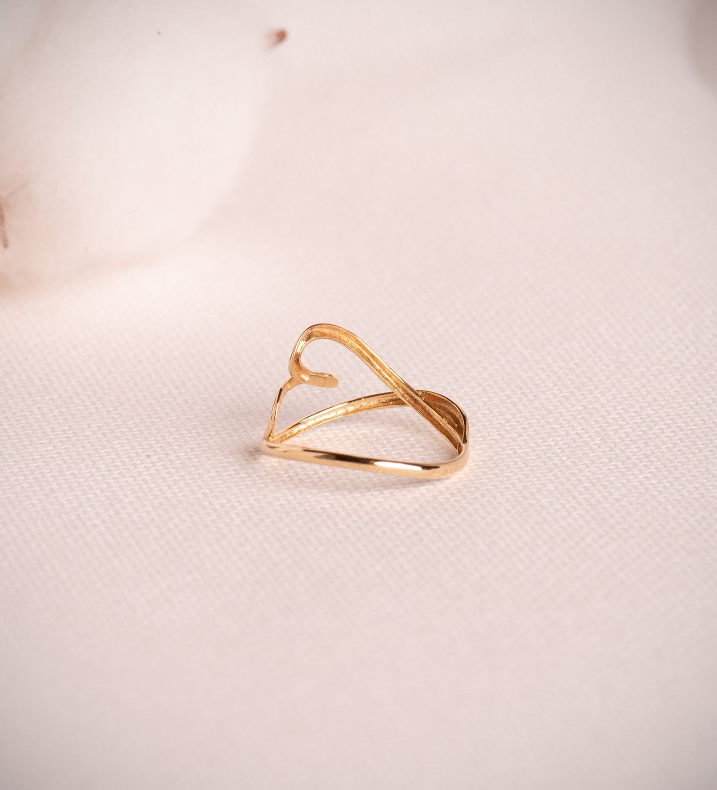 18K SORTIJA ORO AMARILLO CORAZON CRUZADO EN BRILLO. ANCHO: 12 MM C. AMOR