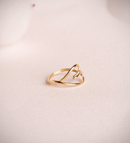 18K SORTIJA ORO AMARILLO CORAZON CRUZADO EN BRILLO. ANCHO: 12 MM
