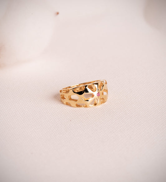 18K SORTIJA ORO AMARILLO FILIGRANA CALADA Y RUBI NATURAL. ANCHO: 10 MM