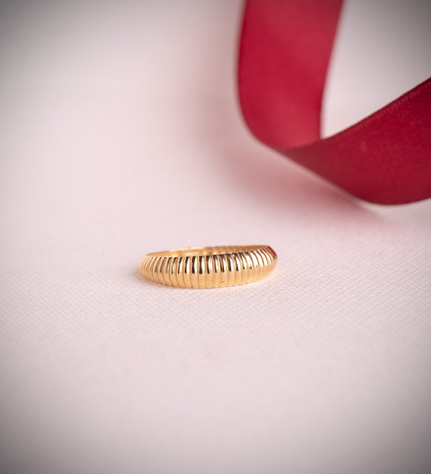 18K SORTIJA ORO AMARILLO LISA GALLONES EN DISMINUCION. ANCHO: 5 MM