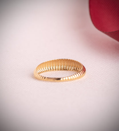 18K SORTIJA ORO AMARILLO LISA GALLONES EN DISMINUCION. ANCHO: 5 MM
