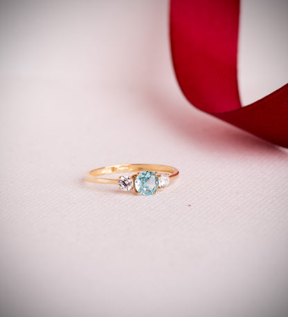 18K SORTIJA ORO AMARILLO AGUAMARINA ICE Y CIRCONITAS EN GARRAS. ANCHO: 5 MM
