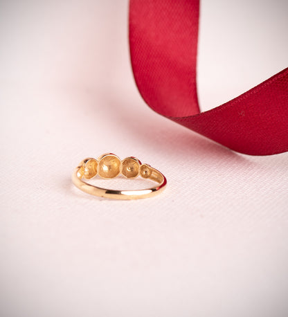 18K SORTIJA ORO AMARILLO CON CINCO BOLAS EN DISMINUCION. ANCHO: 5,5 MM