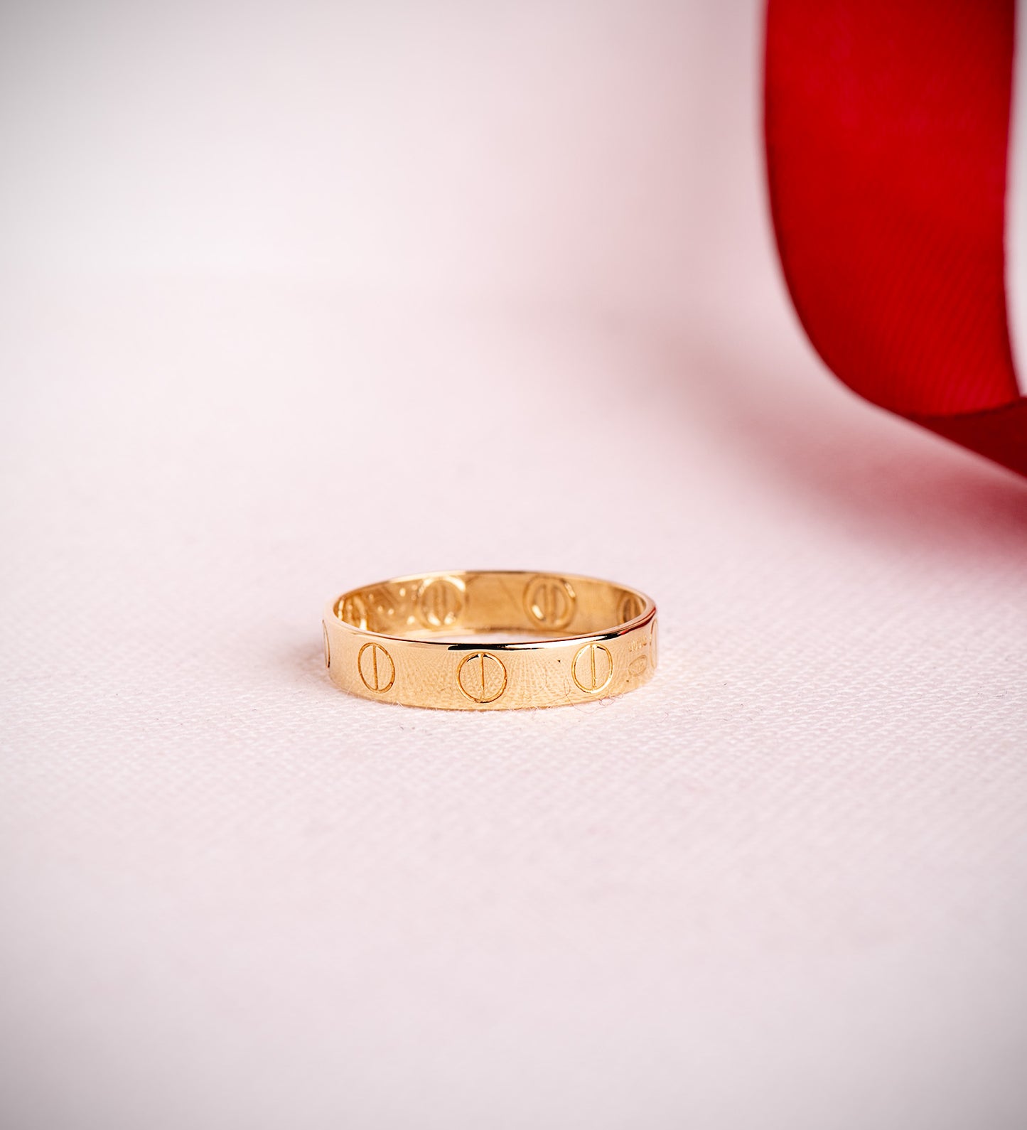 18K SORTIJA ORO AMARILLO LISA CON TORNILLOS EN BRILLO. ANCHO: 4 MM