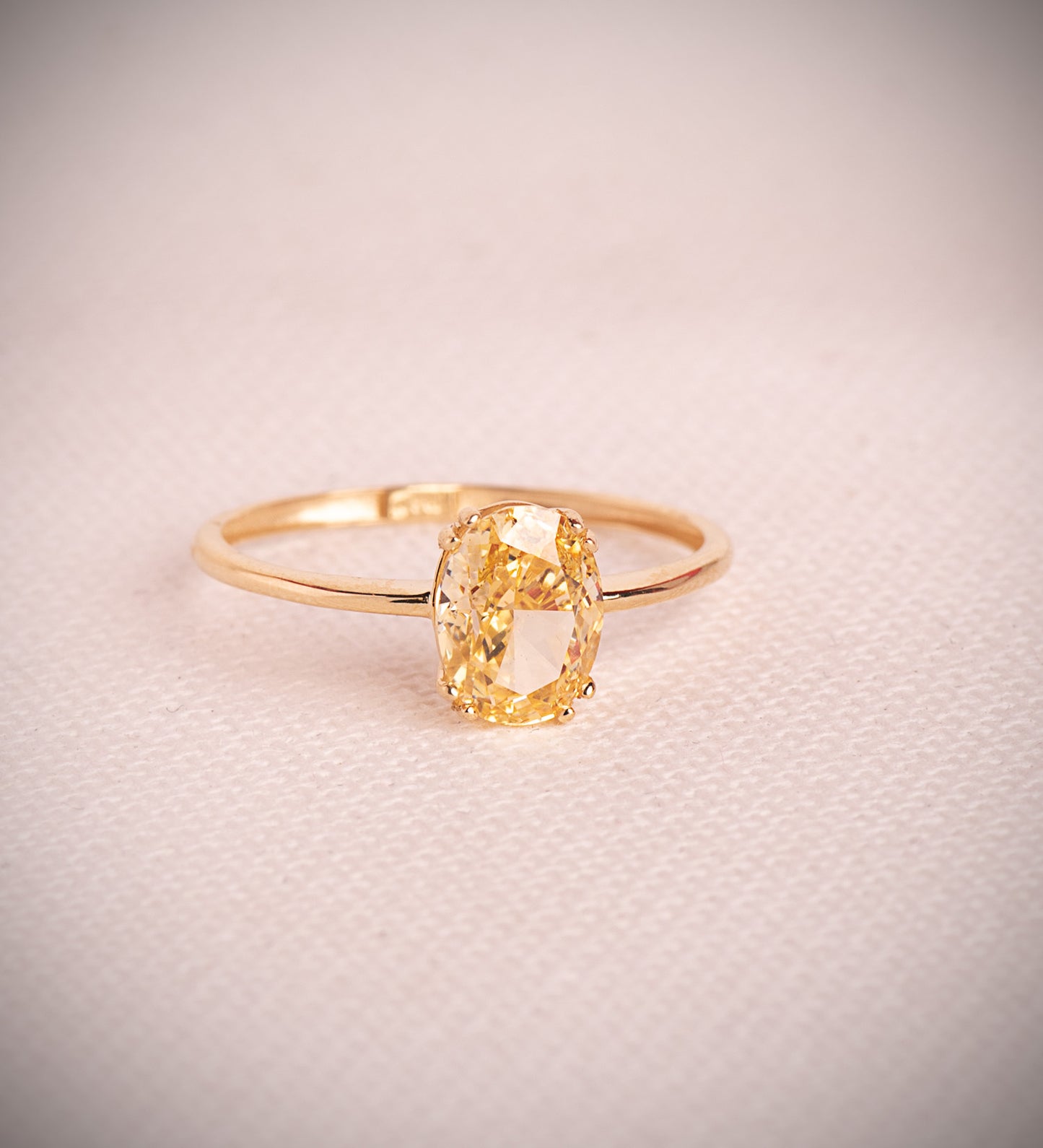 18K SORTIJA ORO AMARILLO PIEDRA ICE CUT YELLOW OVAL DE 8 X 6 MM.