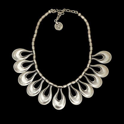 Collar Zamak Pétalos Plateados