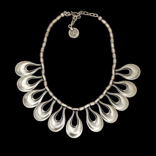 Collar Zamak Pétalos Plateados