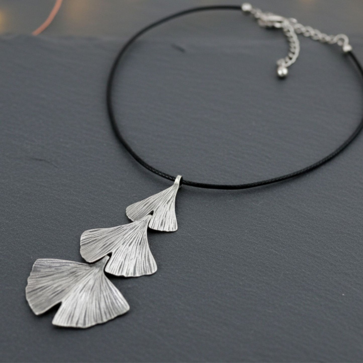 Collar Zamak Diseño Hojas de Ginkgo