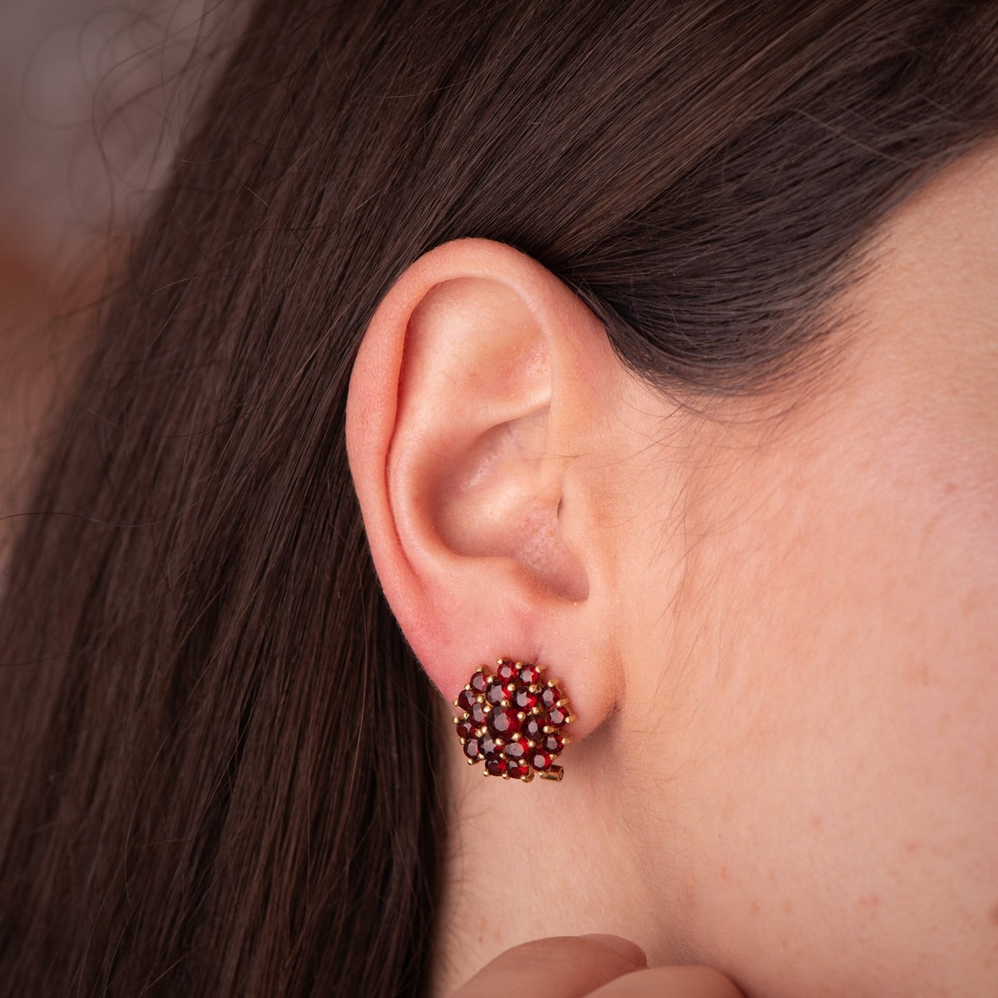 18K PENDIENTES ORO AMARILLO CON GRANATES EN GARRAS. MEDIDA: 14X14 MM CIERRE OMEGA