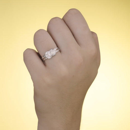 18K SORTIJA ORO BLANCO MOTIVO CON CIRCONITAS. ANCHO 7,5 MM